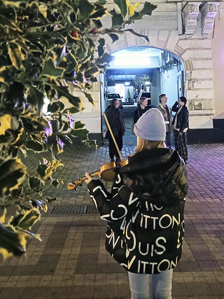 Вечерний Симферополь, скрипка на улице